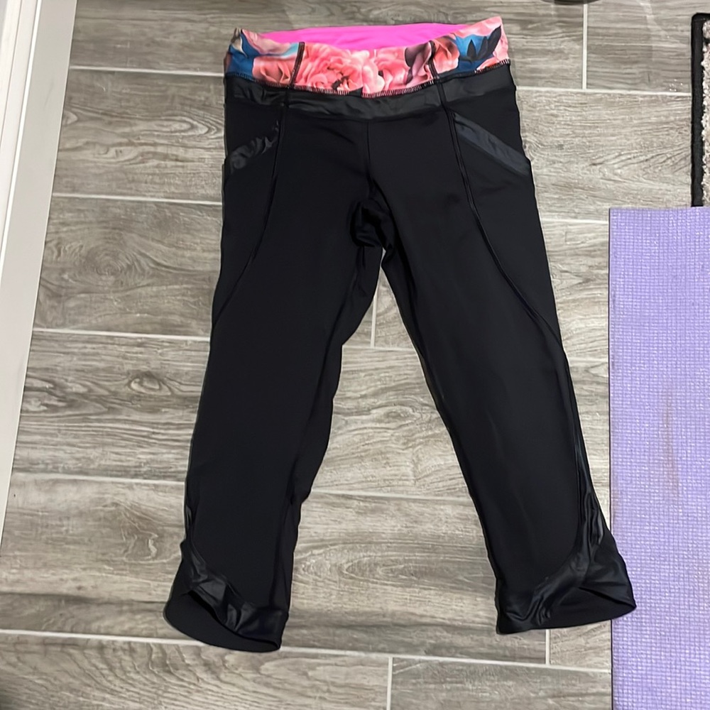 Lululemon size 4 capri yoga pants black pink